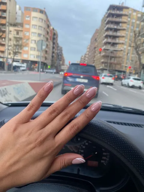 Uñas almendradas en nude con una línea blanca fina en la punta