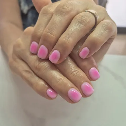 Uñas cortas con efecto aura en rosa