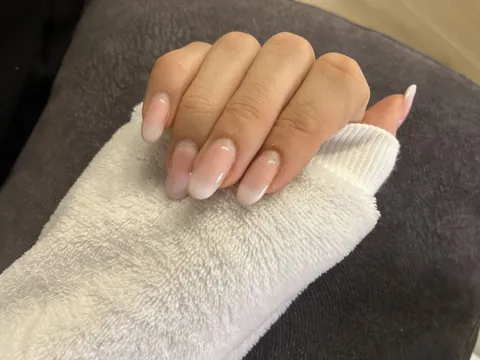 Uñas almendradas largas con babyboomer de rosa a blanco