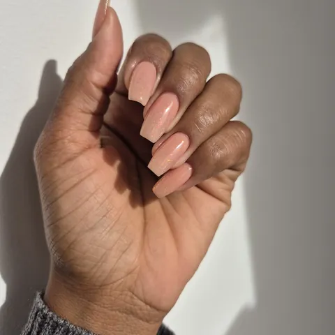 Uñas largas con forma de bailarina en nude con destellos