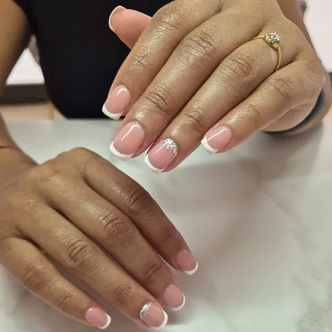 Francesa clásica en uñas cuadradas con un toque de purpurina