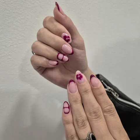 Francesa en magenta con flor pintada a mano