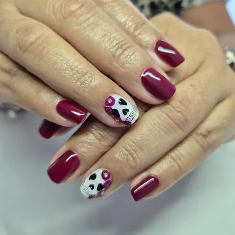 Uñas en granate con calavera y rosas pintadas a mano