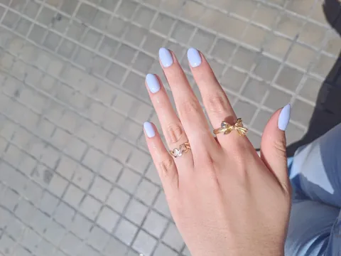 Uñas almendradas en azul lavanda pastel