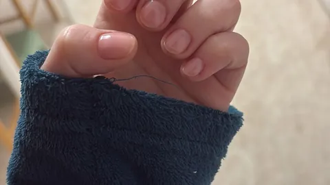 Esmaltado semipermanente en nude natural sobre uñas cortas