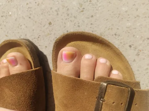 Pedicura con efecto aura en rosa y dorado