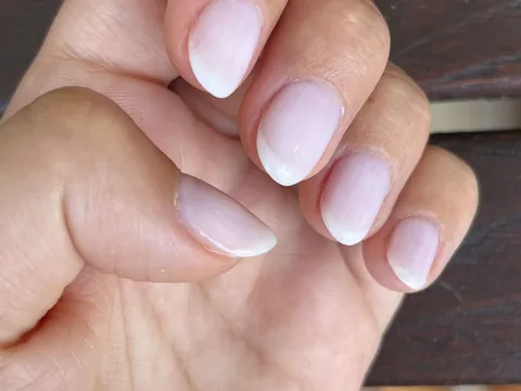 Uñas almendradas en rosa lechoso con la punta blanca difuminada